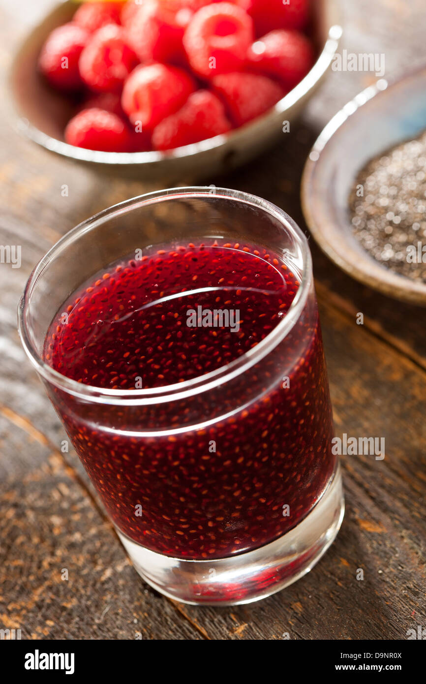 Bio Himbeer und Chia Samen Getränk vor dem Hintergrund Stockfoto