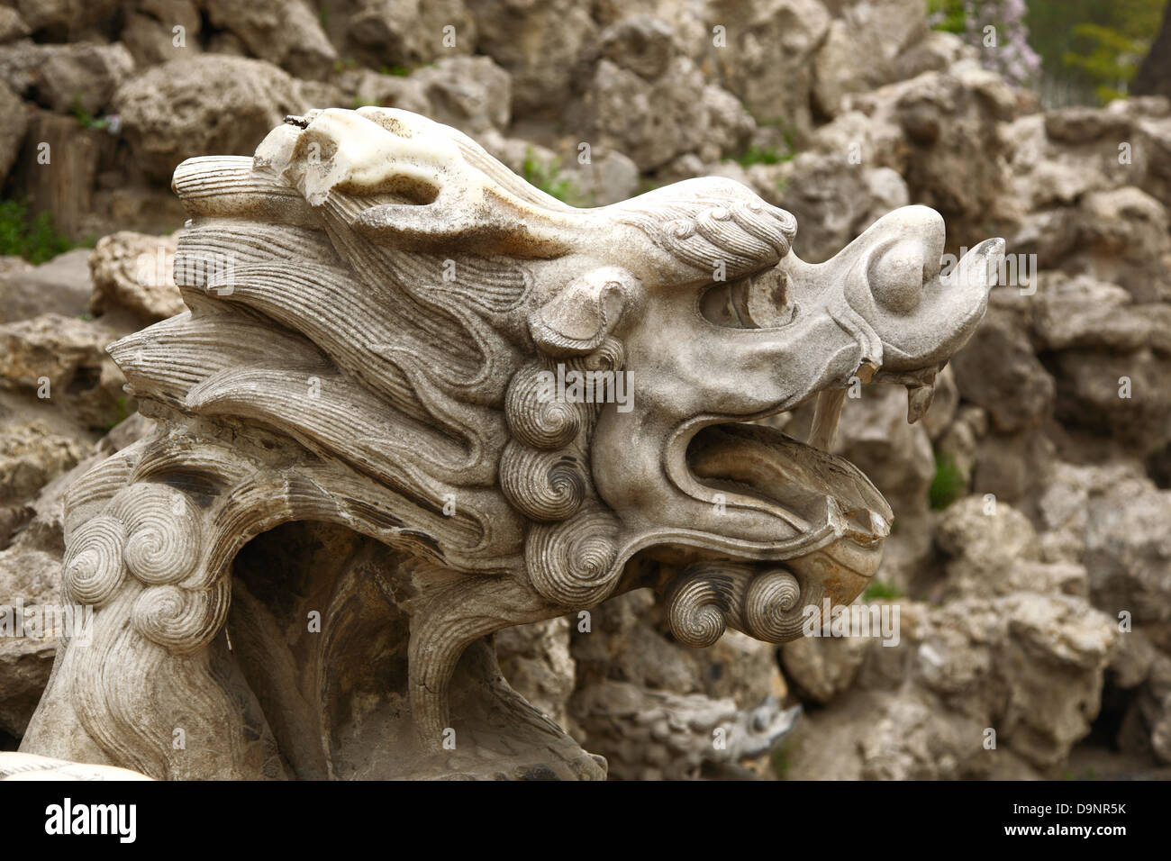 China, Provinz Shanxi, Taiyuan, Jinci-Tempel-Komplex, Spiegel Terrasse,  Skulptur des Drachens im Steingarten Stockfotografie - Alamy