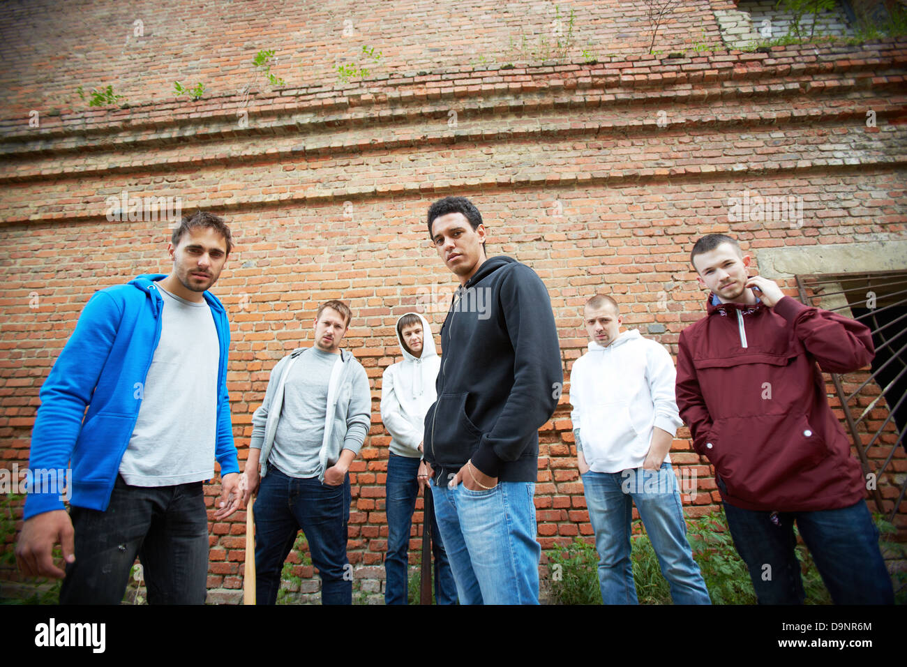 Gruppe von street Hooligans oder Rapper auf Hintergrund der Ziegelmauer Stockfoto