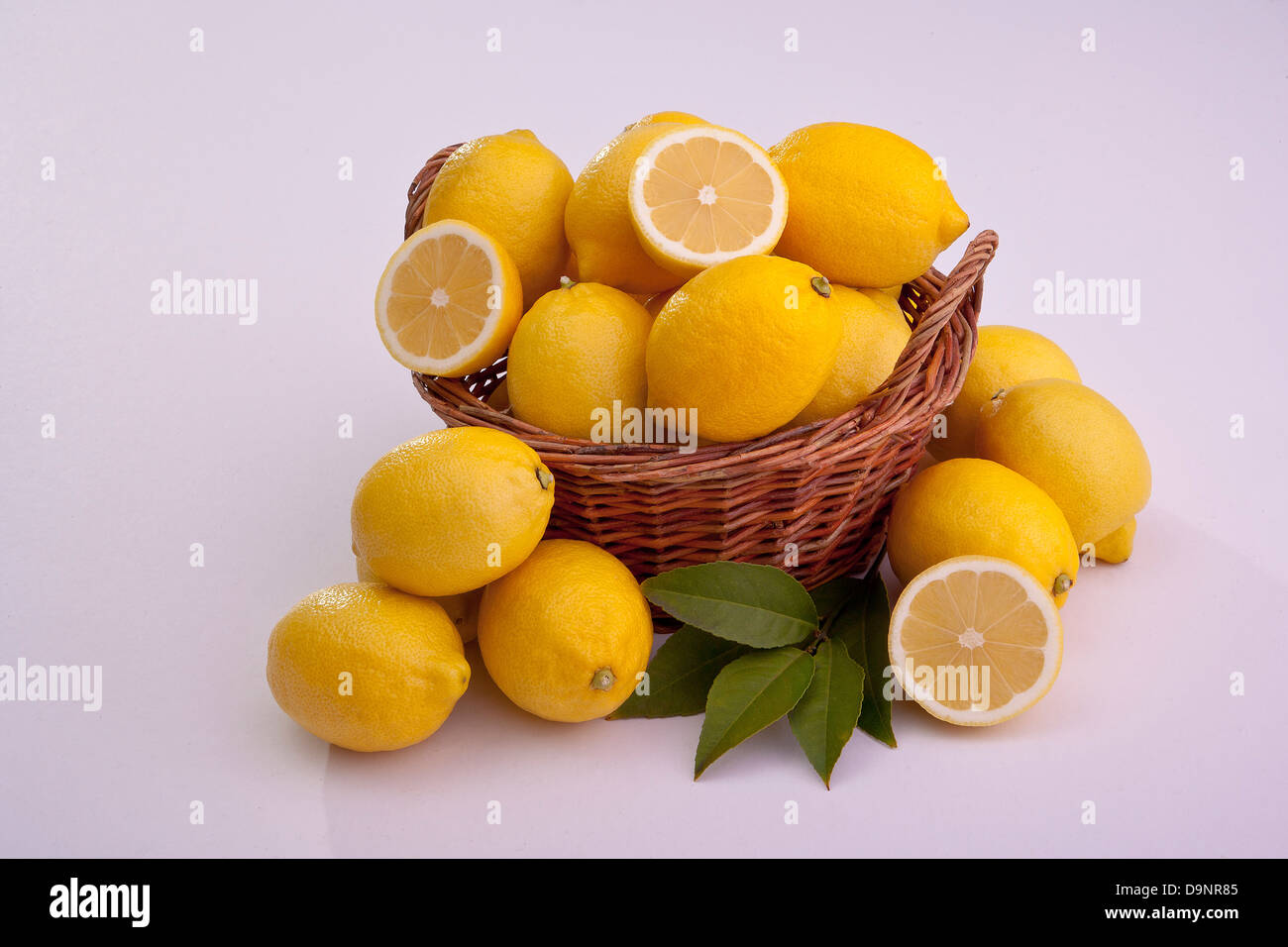 Gruppe von Zitronen Schnitt und ganze Meyer Zitronen Zitrusfrüchte Stockfoto