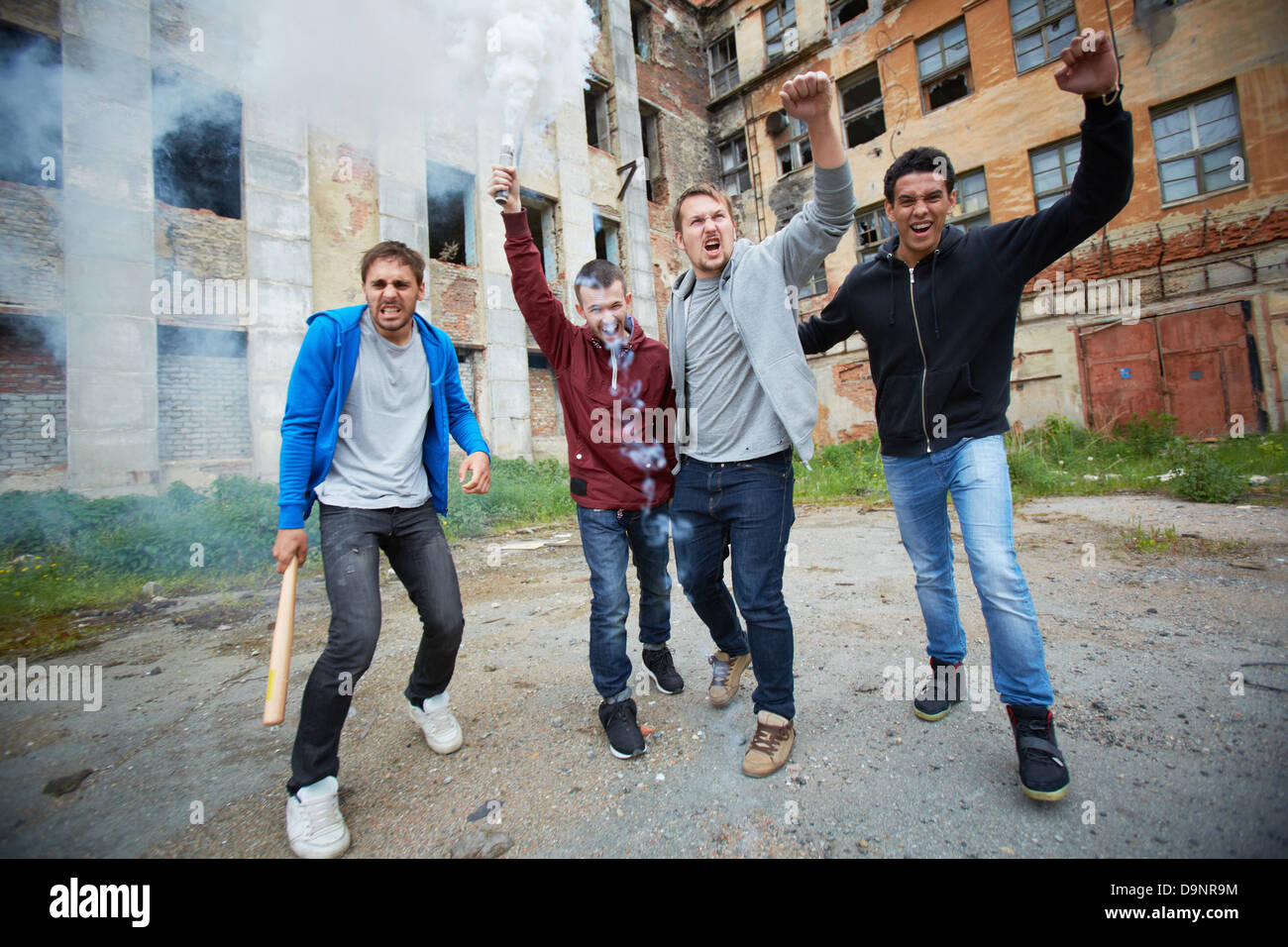 Porträt von gefährlichen Jungs explodierende brennende Flaschen Stockfoto