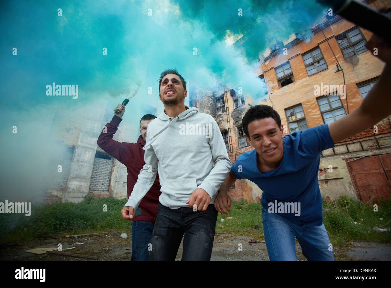 Porträt von wütenden Dudes machen Rebel im ghetto Stockfoto