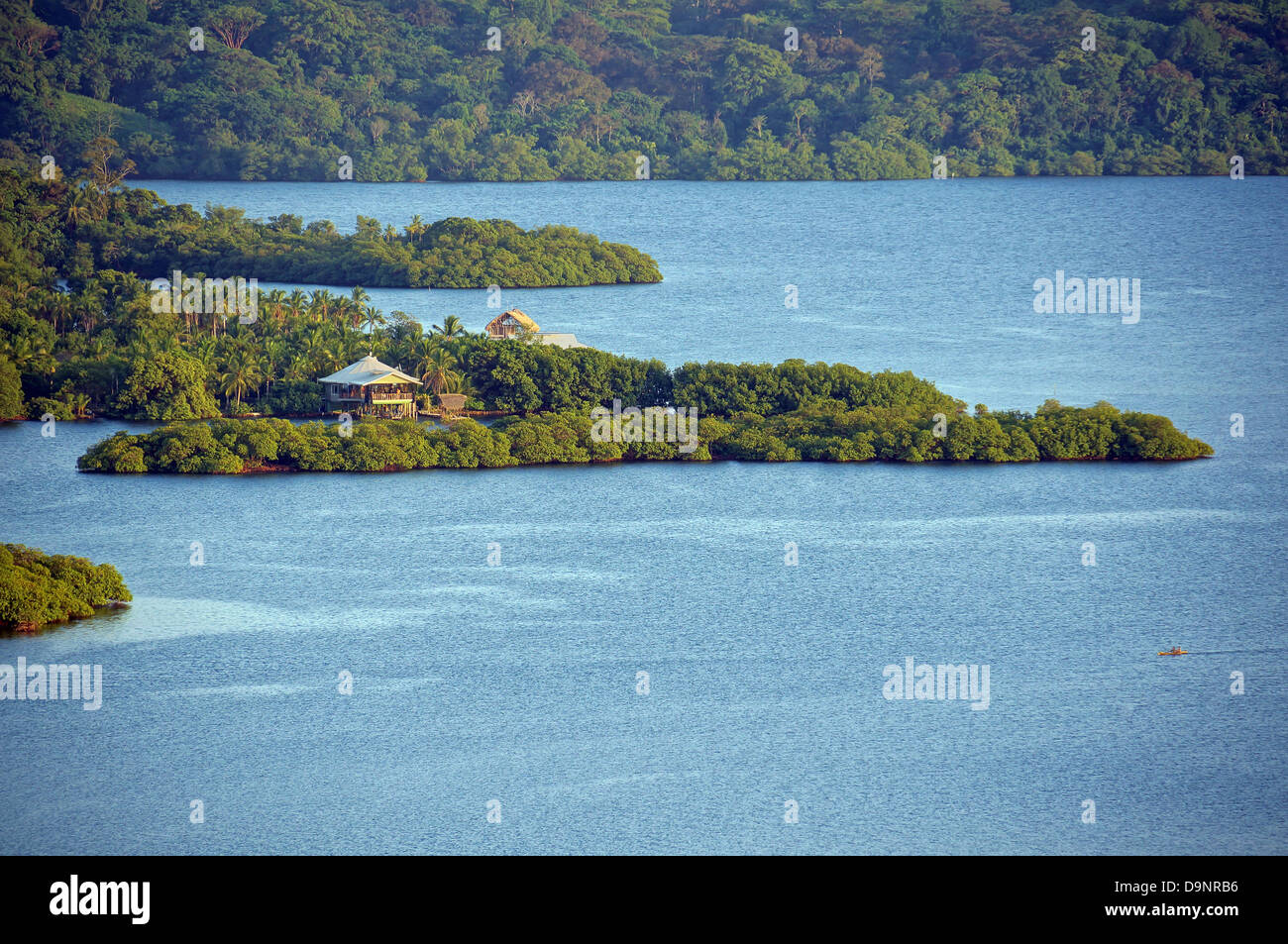 Luftaufnahme der tropischen Küste mit üppiger Vegetation und einem Haus, Inselgruppe von Bocas del Toro, Karibik, Panama, Mittelamerika Stockfoto