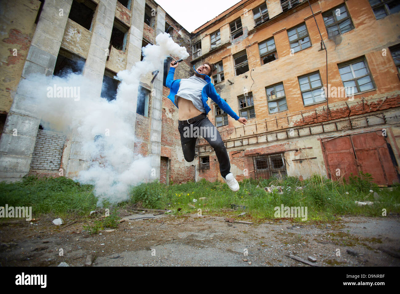 Porträt von wütenden Dude springen mit dem Rauchen Zünder Rohr Stockfoto