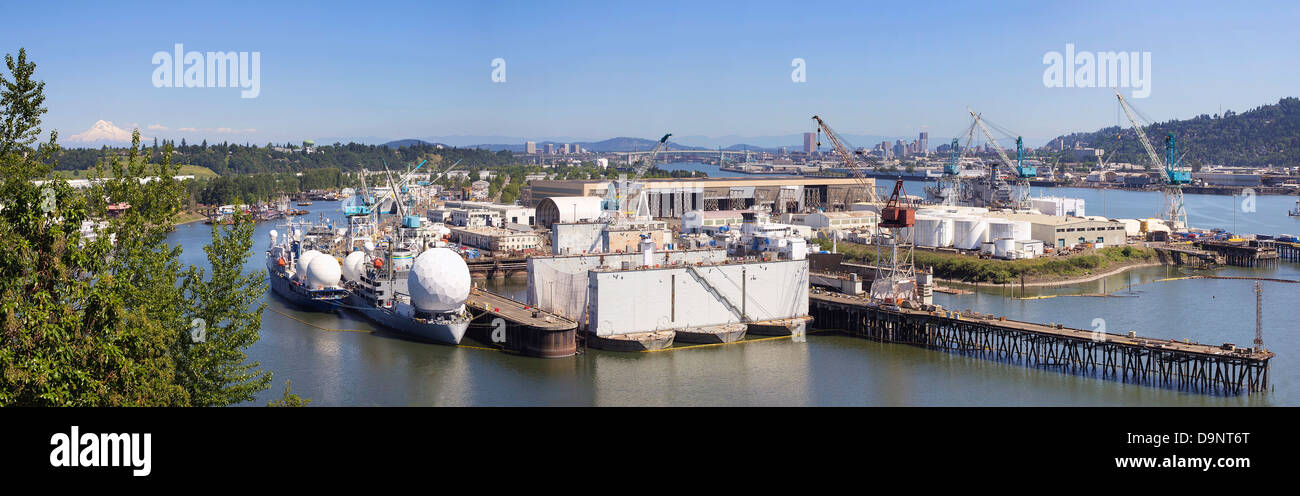Swan Island Werft in Oregon entlang Willamette River mit Mt. Hood Panorama Stockfoto