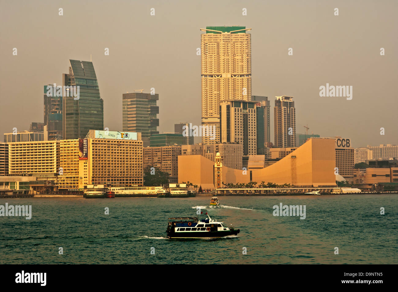 Blick über den Victoria Harbour in Richtung Kowloon, Hong Kong Stockfoto