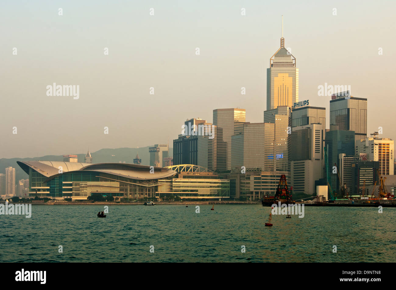 Abend-Schuss der Wolkenkratzer auf Hong Kong Island mit dem Hong Kong Convention and Exhibition Centre (HKCEC), Hong Kong Stockfoto