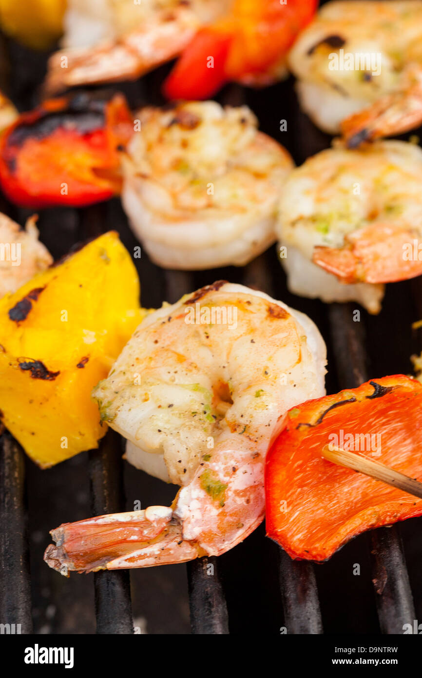 Hausgemachte Garnelen-Schaschlik mit Paprika auf dem grill Stockfoto