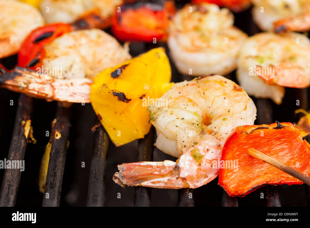 Hausgemachte Garnelen-Schaschlik mit Paprika auf dem grill Stockfoto