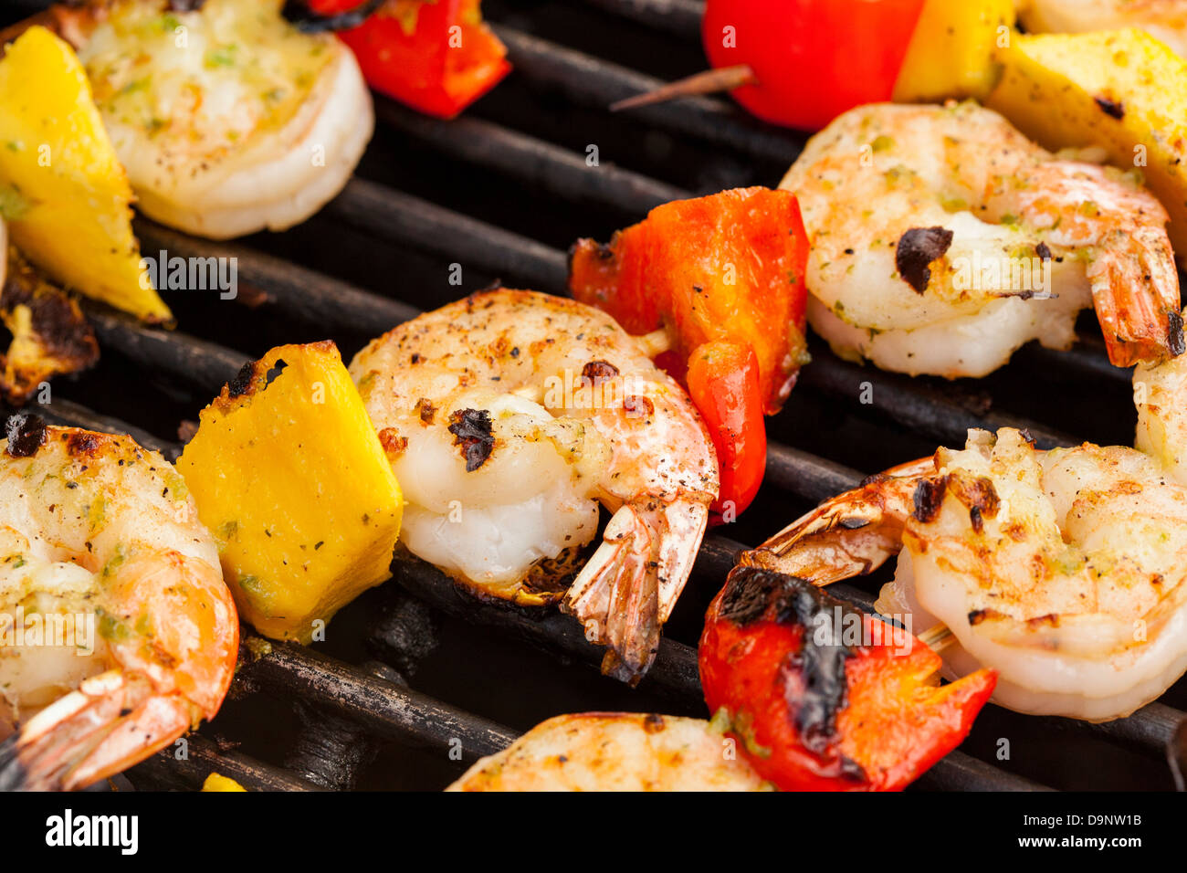 Hausgemachte Garnelen-Schaschlik mit Paprika auf dem grill Stockfoto