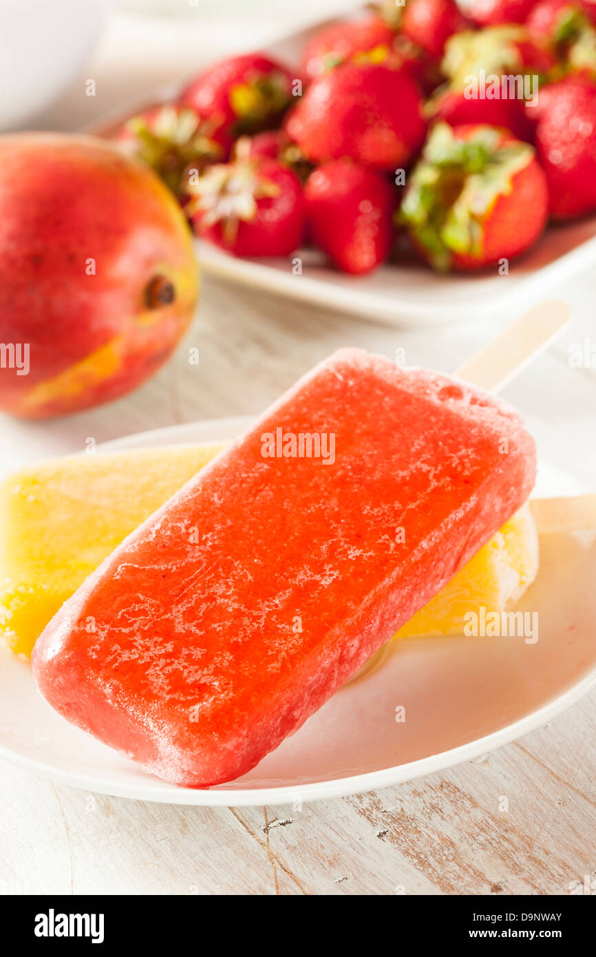 Kalten Bio eingefroren Erdbeere Frucht Eis am Stiel mit einem Stock Stockfoto