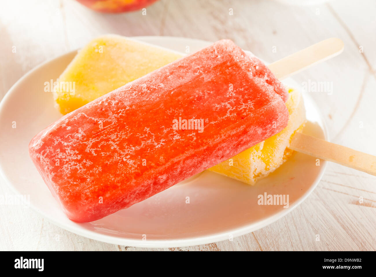 Kalten Bio eingefroren Erdbeere Frucht Eis am Stiel mit einem Stock Stockfoto