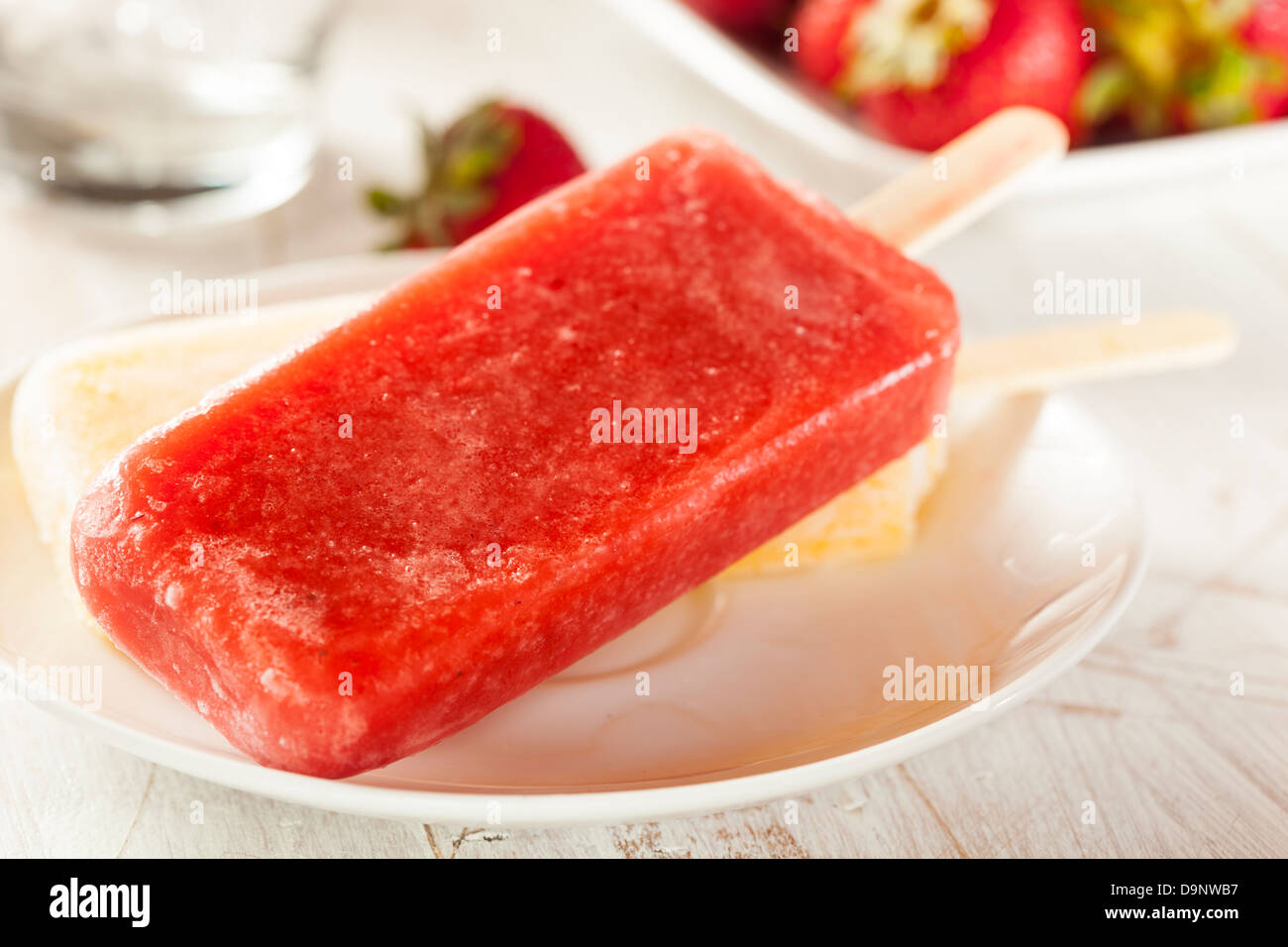 Kalten Bio eingefroren Erdbeere Frucht Eis am Stiel mit einem Stock Stockfoto