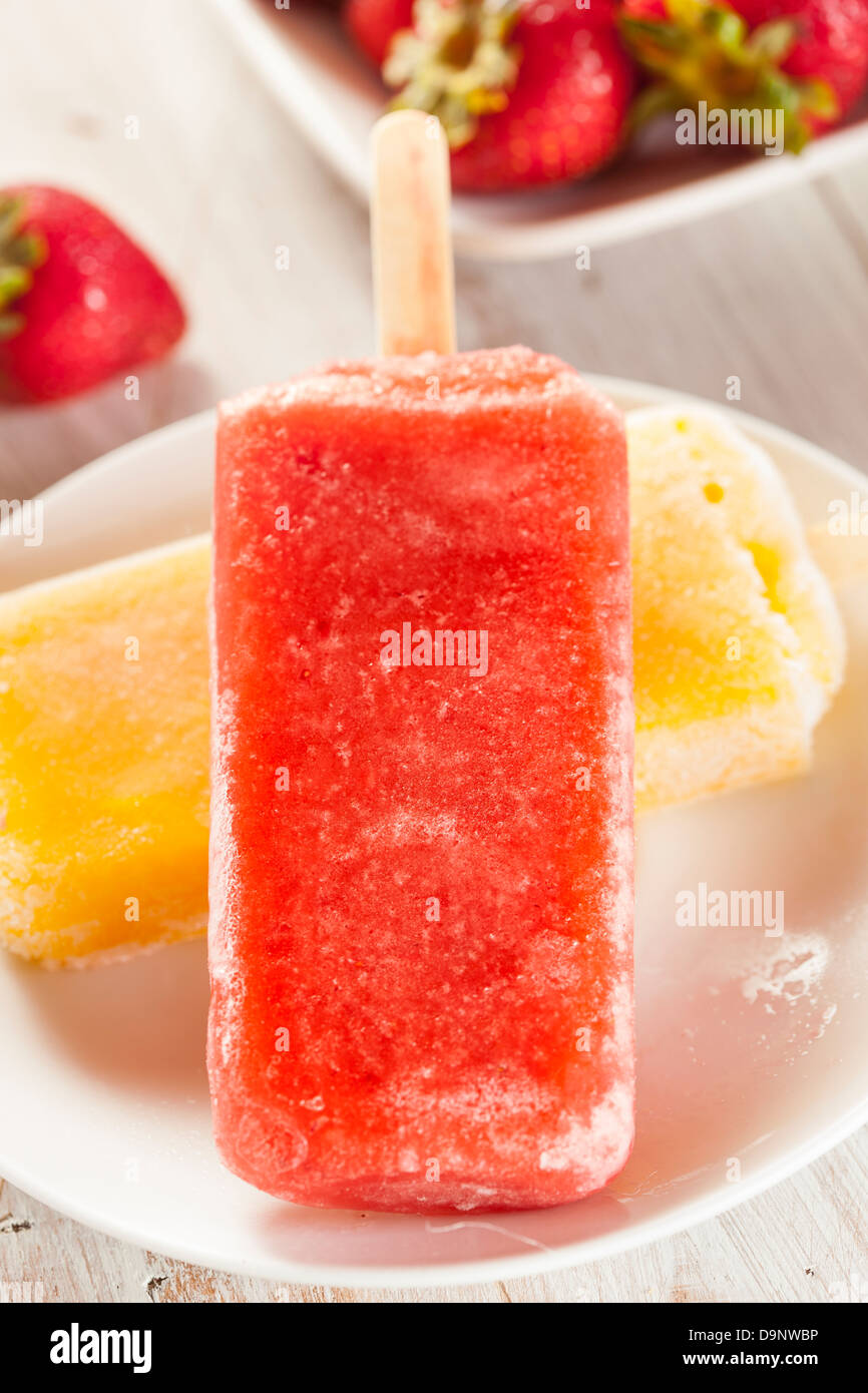 Kalten Bio eingefroren Erdbeere Frucht Eis am Stiel mit einem Stock Stockfoto