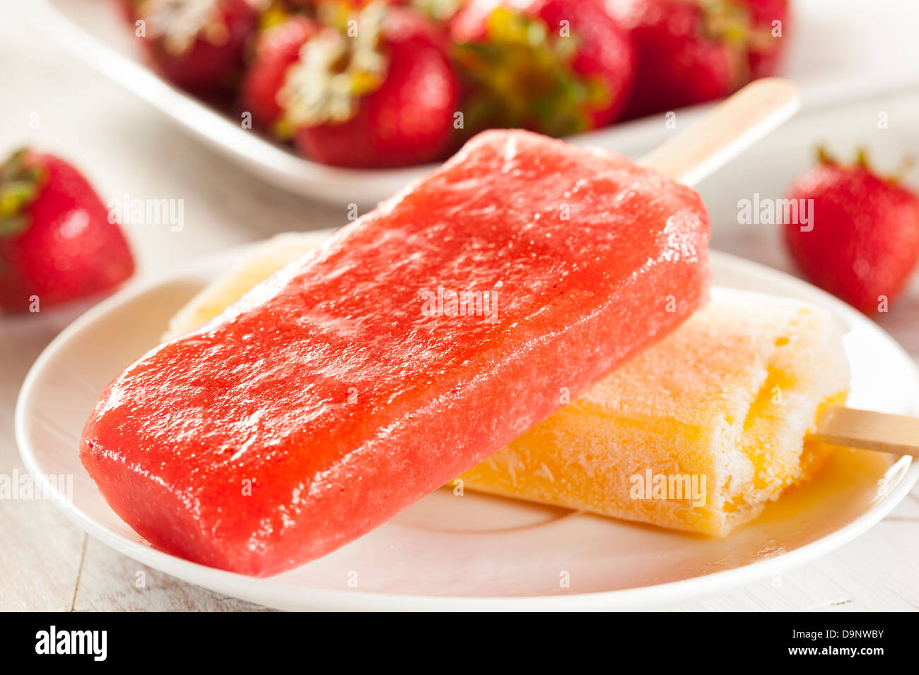 Kalten Bio eingefroren Erdbeere Frucht Eis am Stiel mit einem Stock Stockfoto