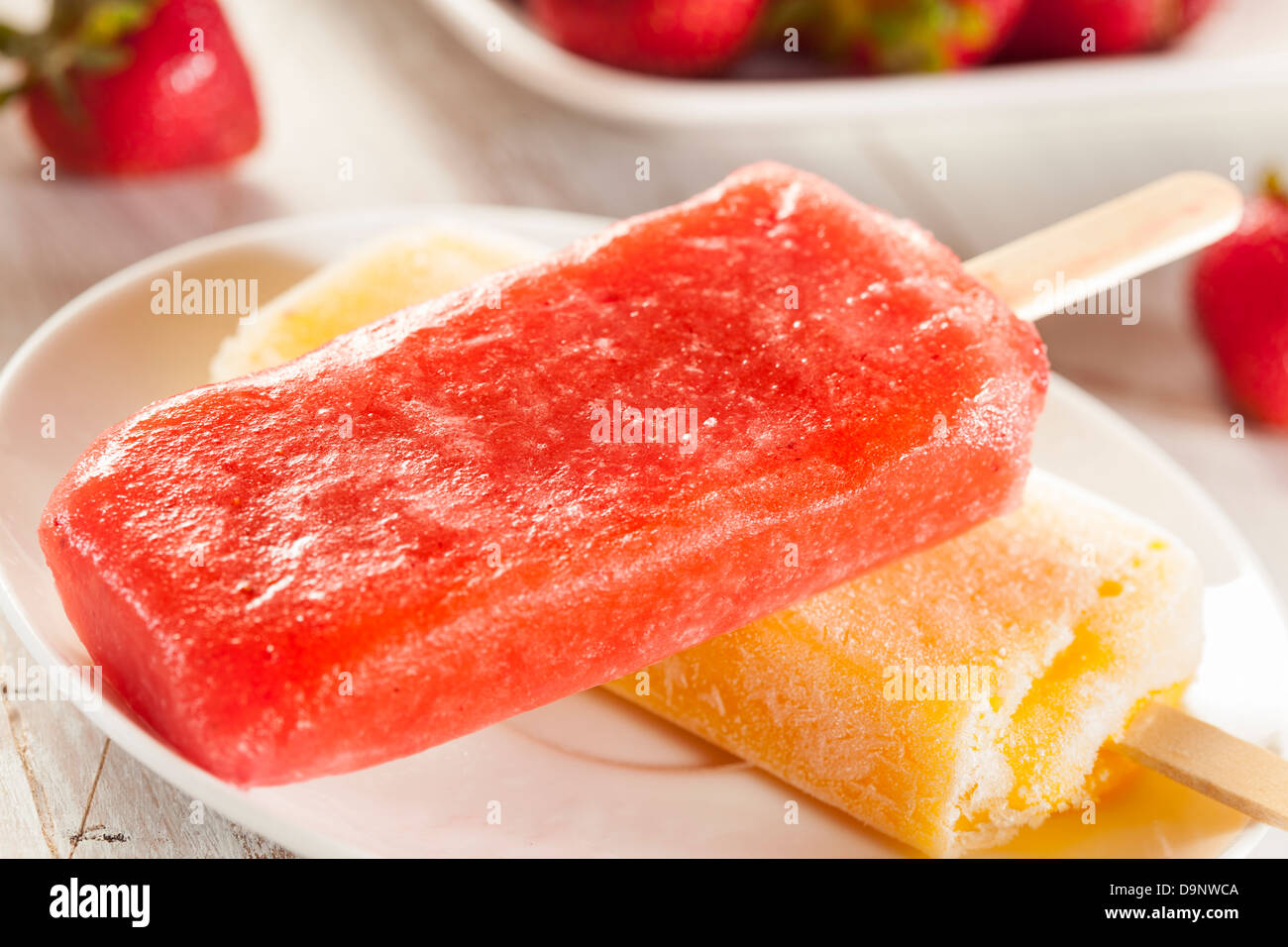 Kalten Bio eingefroren Erdbeere Frucht Eis am Stiel mit einem Stock Stockfoto