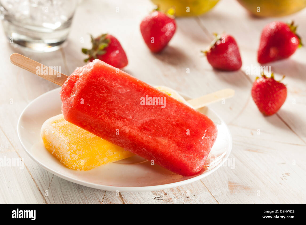 Kalten Bio eingefroren Erdbeere Frucht Eis am Stiel mit einem Stock Stockfoto
