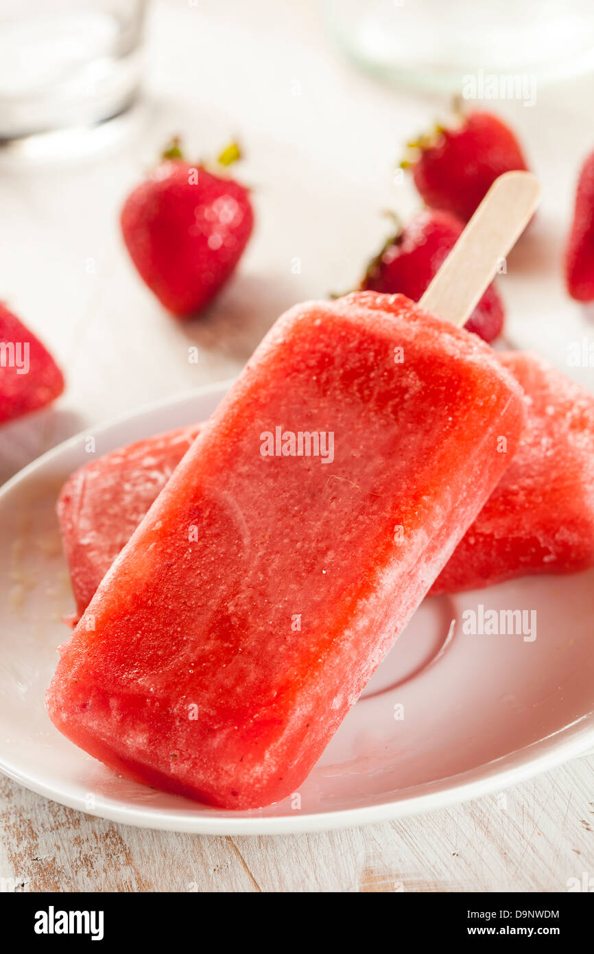 Kalten Bio eingefroren Erdbeere Frucht Eis am Stiel mit einem Stock Stockfoto