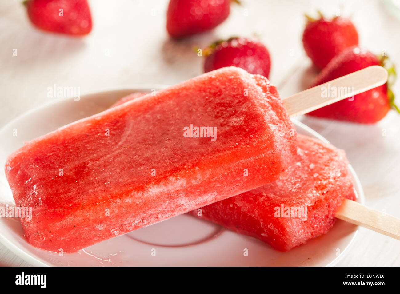 Kalten Bio eingefroren Erdbeere Frucht Eis am Stiel mit einem Stock Stockfoto