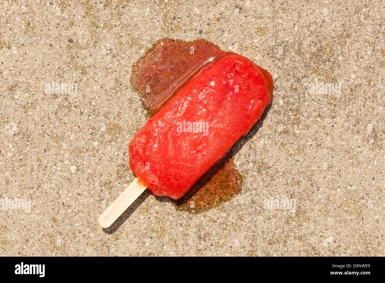 Kalten Bio eingefroren Erdbeere Frucht Eis am Stiel geschmolzen auf dem Boden Stockfoto