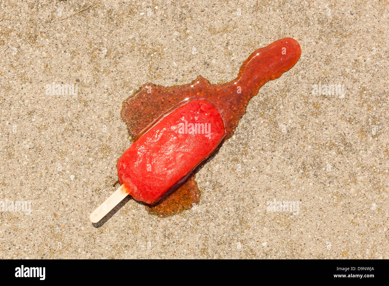 Kalten Bio eingefroren Erdbeere Frucht Eis am Stiel geschmolzen auf dem Boden Stockfoto