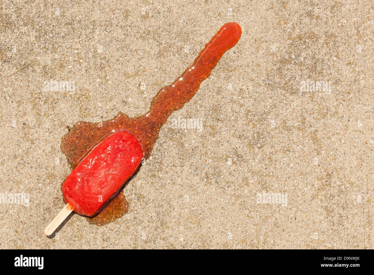 Kalten Bio eingefroren Erdbeere Frucht Eis am Stiel geschmolzen auf dem Boden Stockfoto