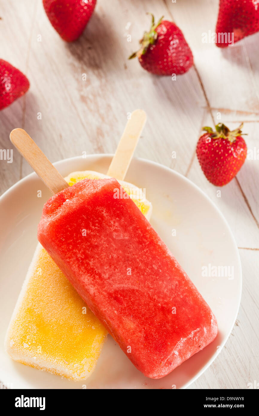 Kalten Bio eingefroren Erdbeere Frucht Eis am Stiel mit einem Stock Stockfoto