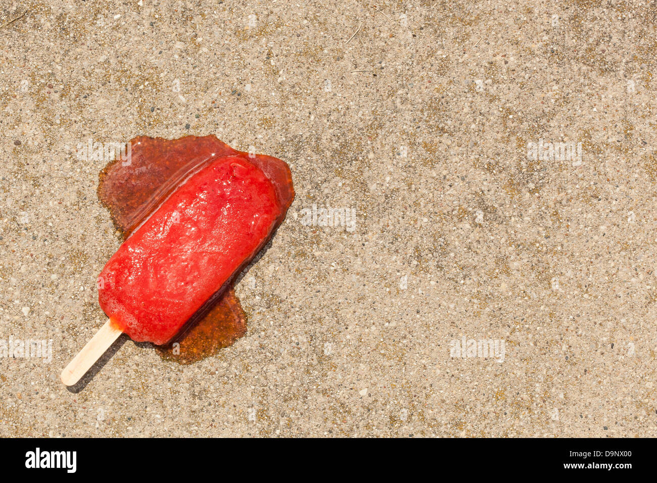 Kalten Bio eingefroren Erdbeere Frucht Eis am Stiel geschmolzen auf dem Boden Stockfoto