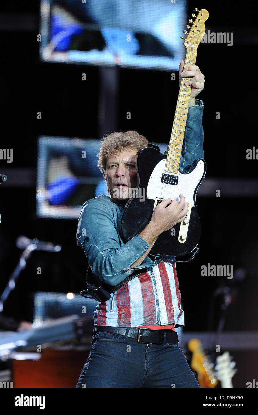 Köln, Deutschland, 22. Juni 2013. US-Sänger Jon Bon Jovi führt auf der Bühne während einer Bon Jovi weil wir können - The Tour 2013 Konzert im RheinEnergieStadion in Köln, 22. Juni 2013. Bildnachweis: Dpa picture Alliance/Alamy Live News Stockfoto