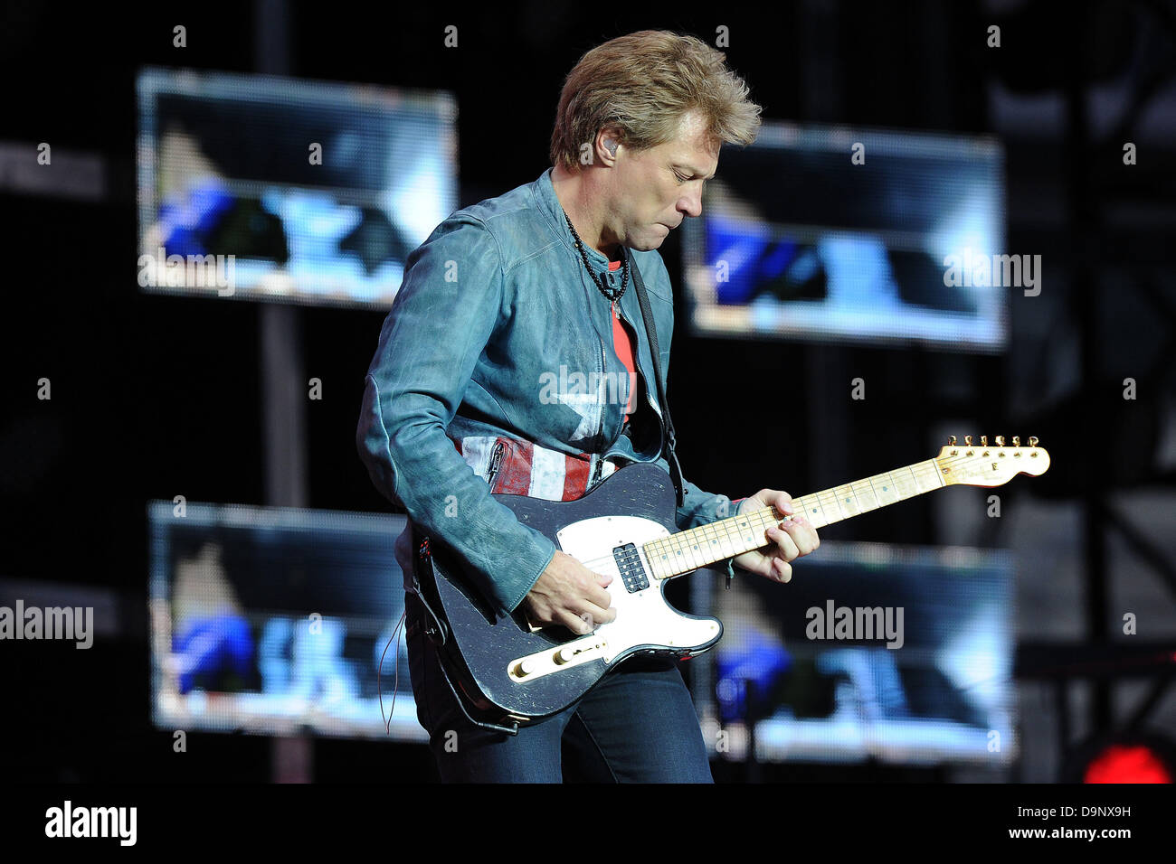 Köln, Deutschland, 22. Juni 2013. US-Sänger Jon Bon Jovi führt auf der Bühne während einer Bon Jovi weil wir können - The Tour 2013 Konzert im RheinEnergieStadion in Köln, 22. Juni 2013. Bildnachweis: Dpa picture Alliance/Alamy Live News Stockfoto