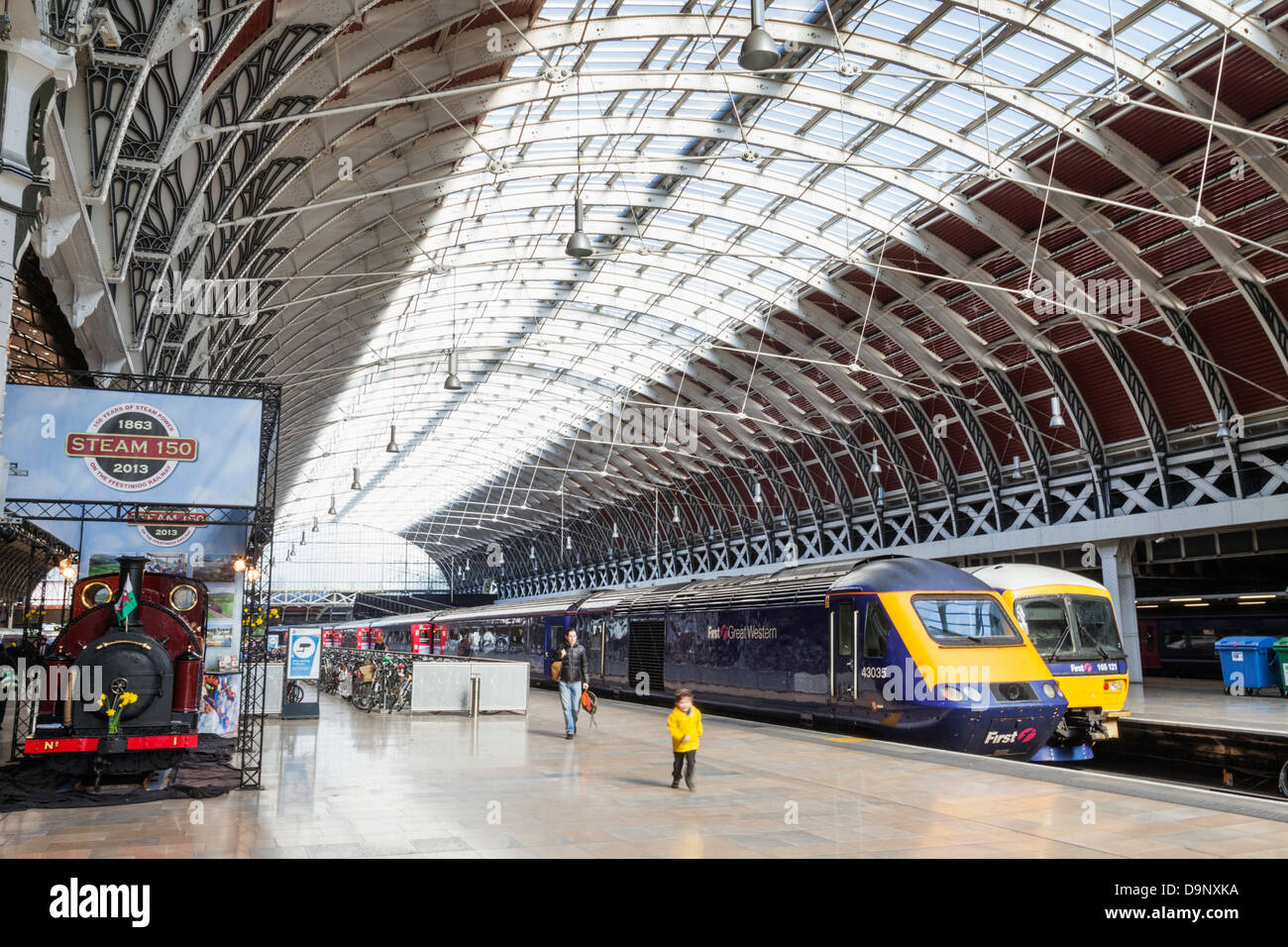 England, London, Paddington Station, Station Interieur und Züge Stockfoto