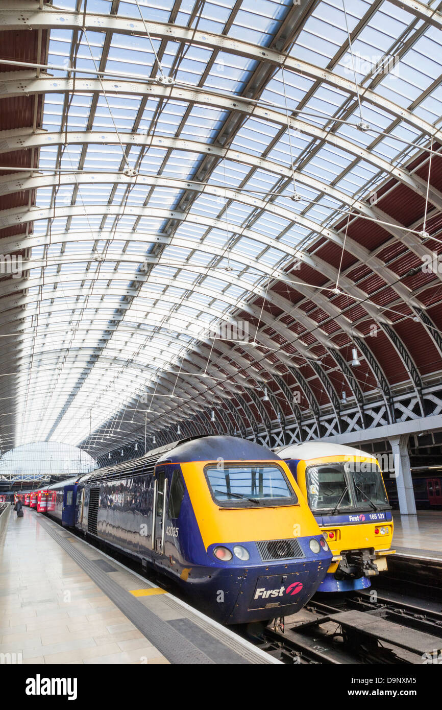 England, London, Paddington Station, Station Interieur und Züge Stockfoto