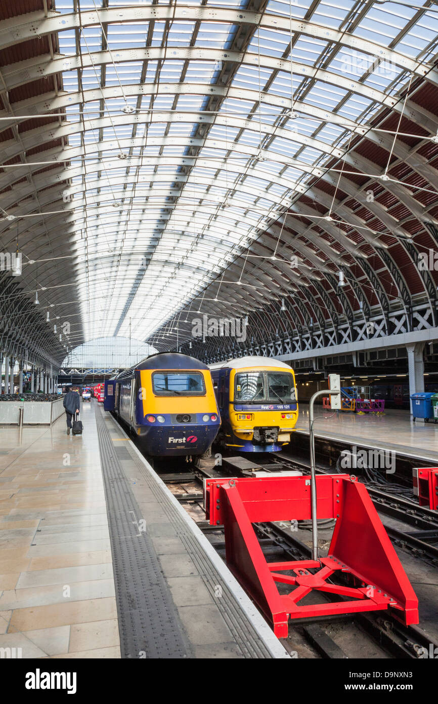 England, London, Paddington Station, Station Interieur und Züge Stockfoto