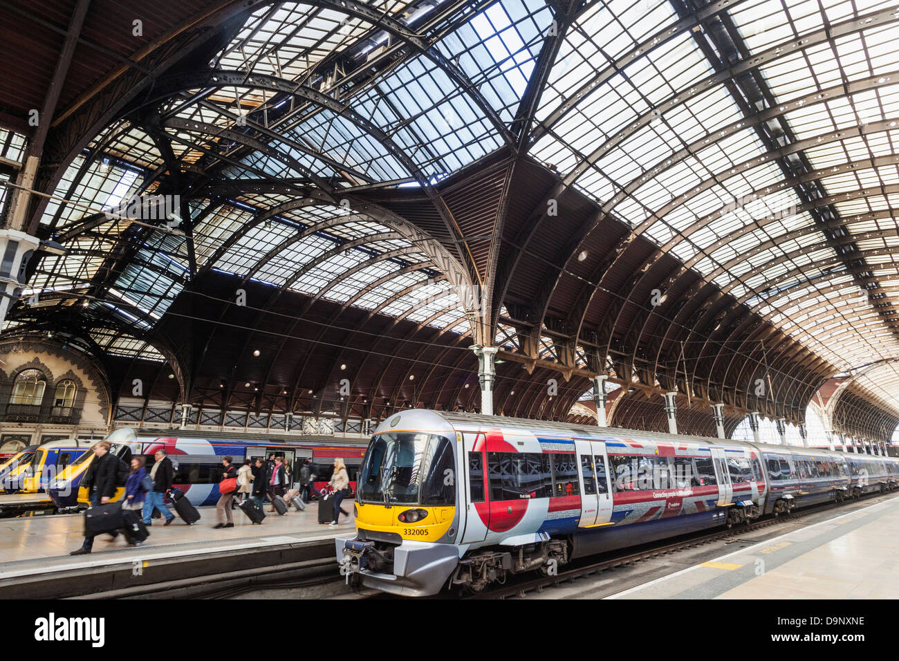 England, London, Paddington Station, Station Interieur und Züge Stockfoto