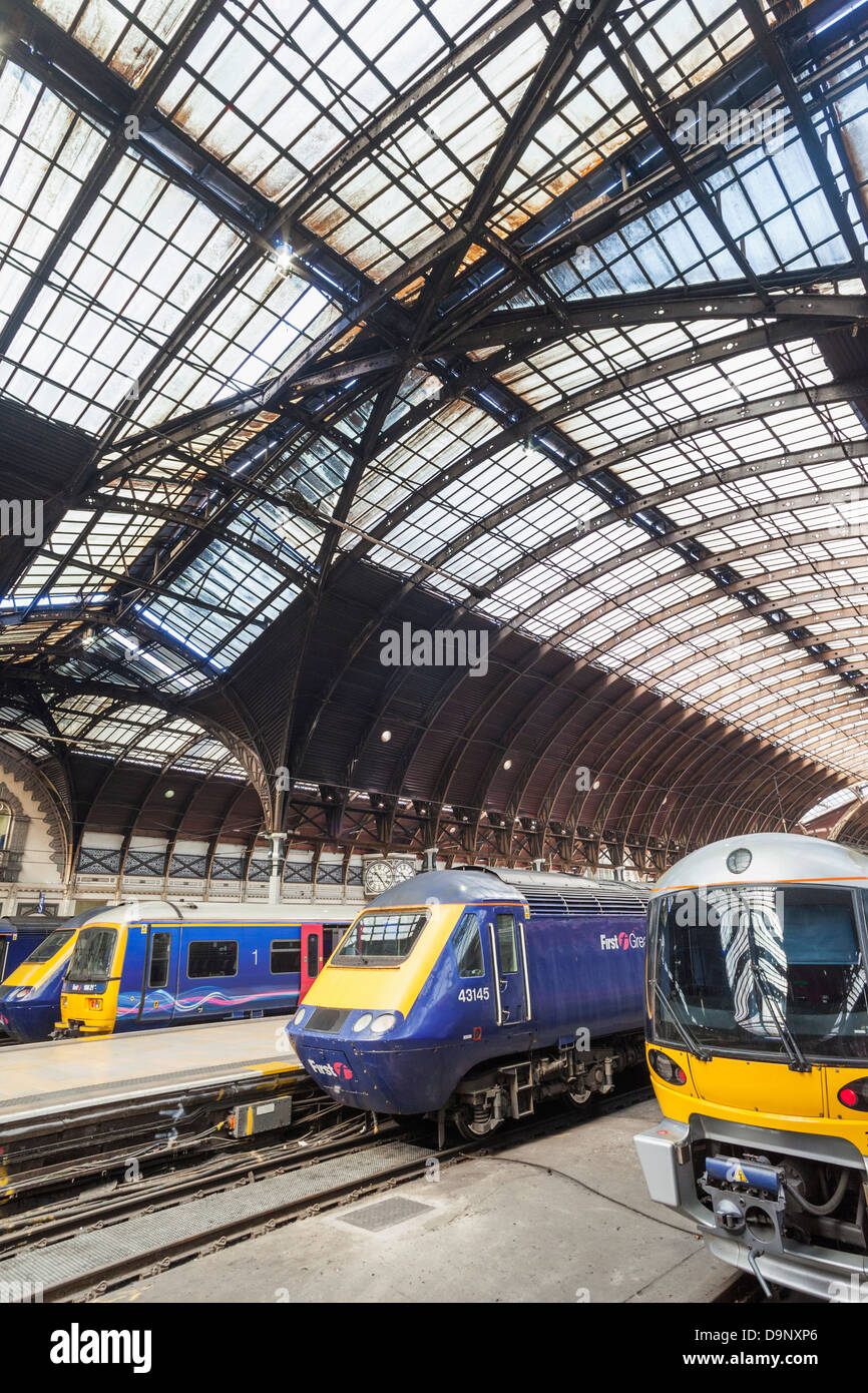England, London, Paddington Station, Station Interieur und Züge Stockfoto