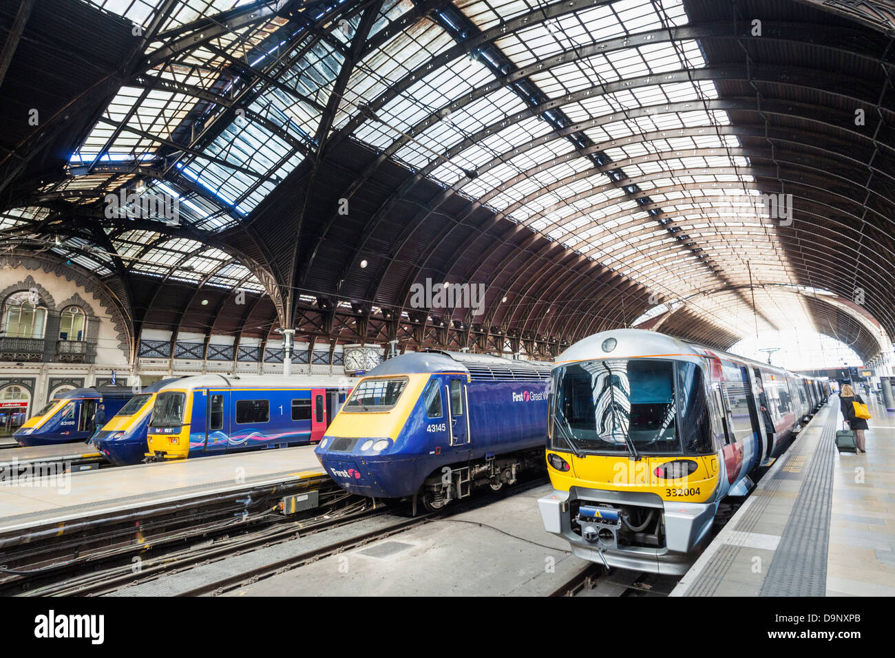 England, London, Paddington Station, Station Interieur und Züge Stockfoto