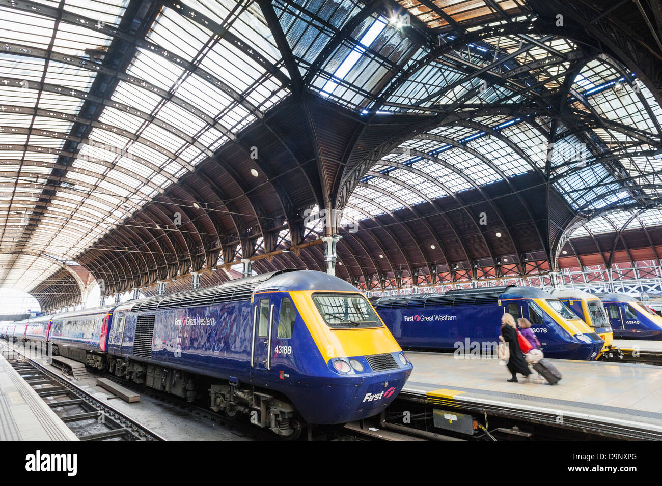 England, London, Paddington Station, Station Interieur und Züge Stockfoto