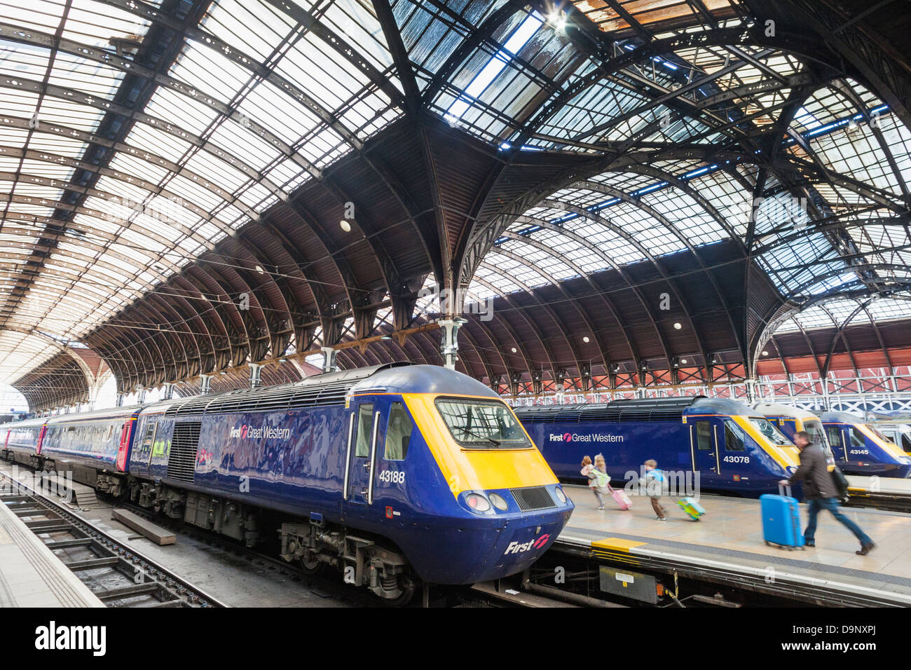 England, London, Paddington Station, Station Interieur und Züge Stockfoto