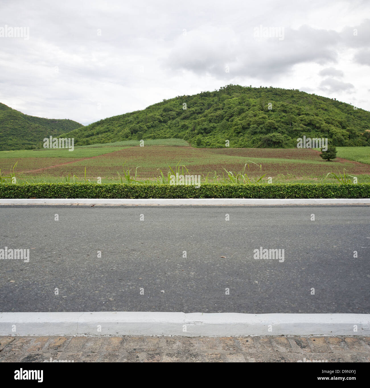 Straße Seite Bergblick Hintergrund Stockfoto