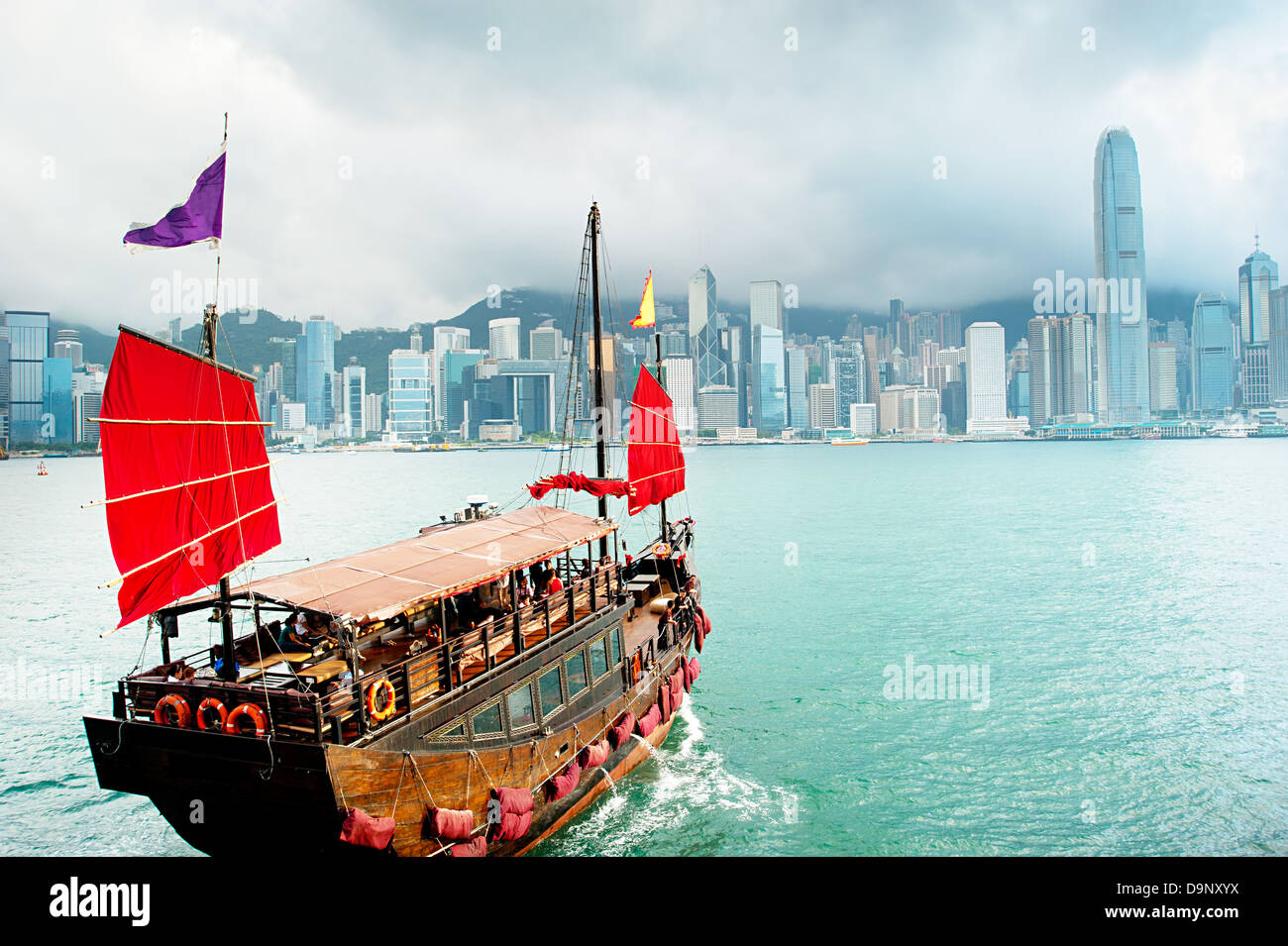 Traditionellen chinesischen Stil Segelboot segeln im Hafen von Hongkong Stockfoto