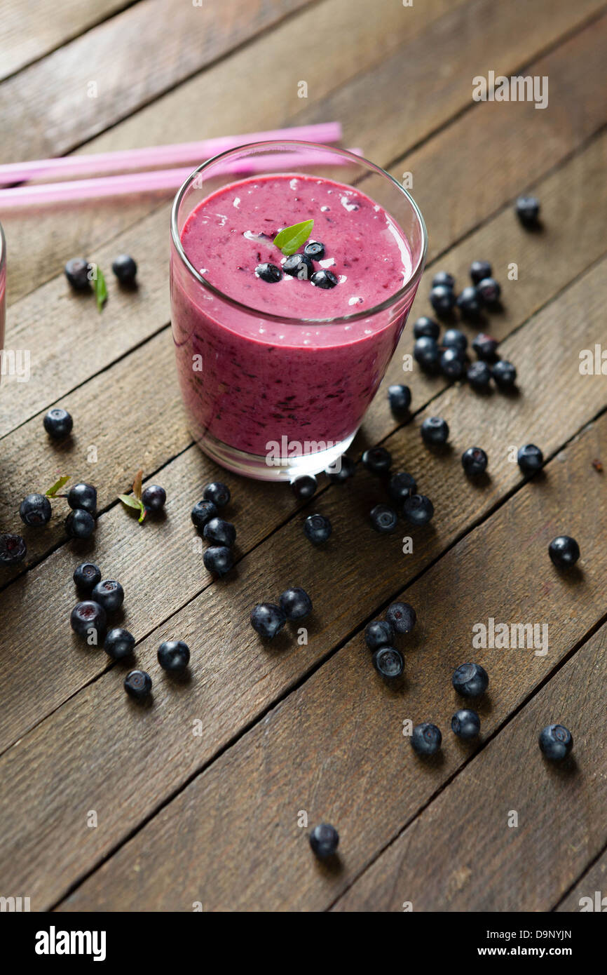 erfrischende Sommer Heidelbeer-Smoothie, Ansicht von oben Stockfoto