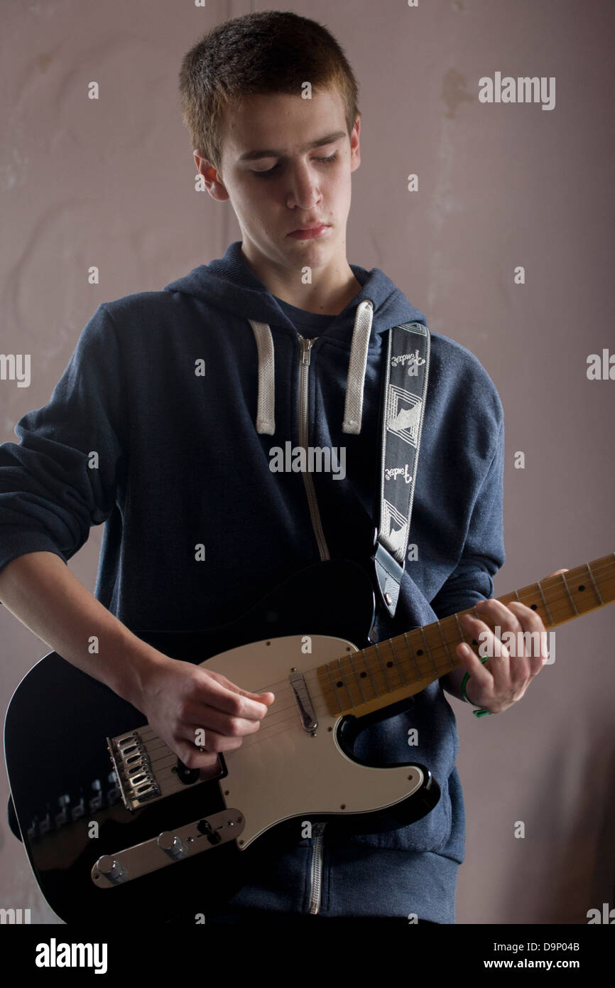 15 Jahre alten Teenager-Leadgitarre spielt eine Fender Telecaster e-Gitarre spielt eine Solo während eines Songs mit seiner Band vor Eltern in einem Zimmer im Obergeschoss Pub in Südlondon. Der Gig ist ein regelmäßiger Schaufenster organisiert durch ihre Lehrer, ihre musikalischen Fähigkeiten als Songwriter und Musiker demonstrieren. Stockfoto