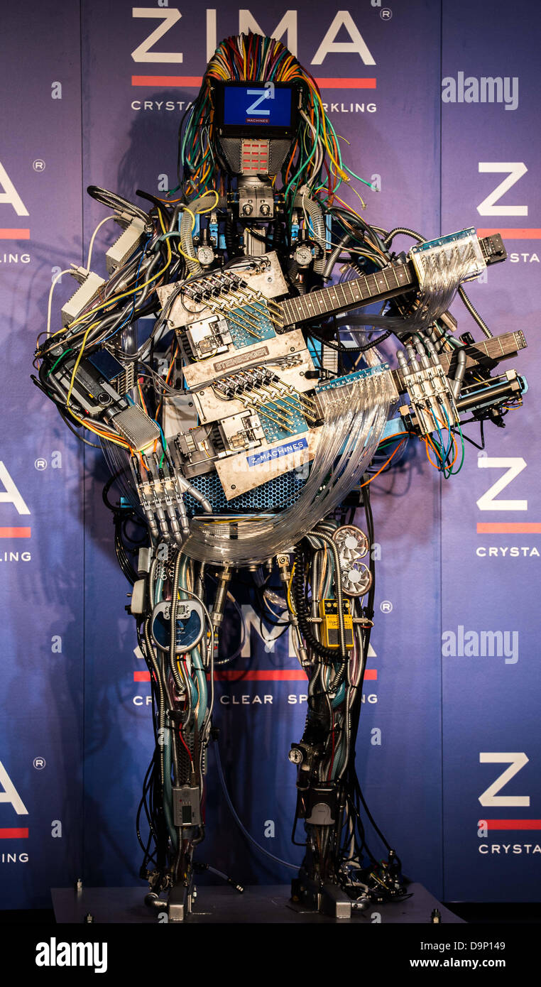 24. Juni 2013, Tokyo, Japan - stellt Roboter Gitarrist der Band Z-Machine  'Mach' auf der Bühne während einer besonderen live-Performance auf  Livekonzerte in der Innenstadt von Tokio. Der Gitarrist 'Mach' kann  schieben,