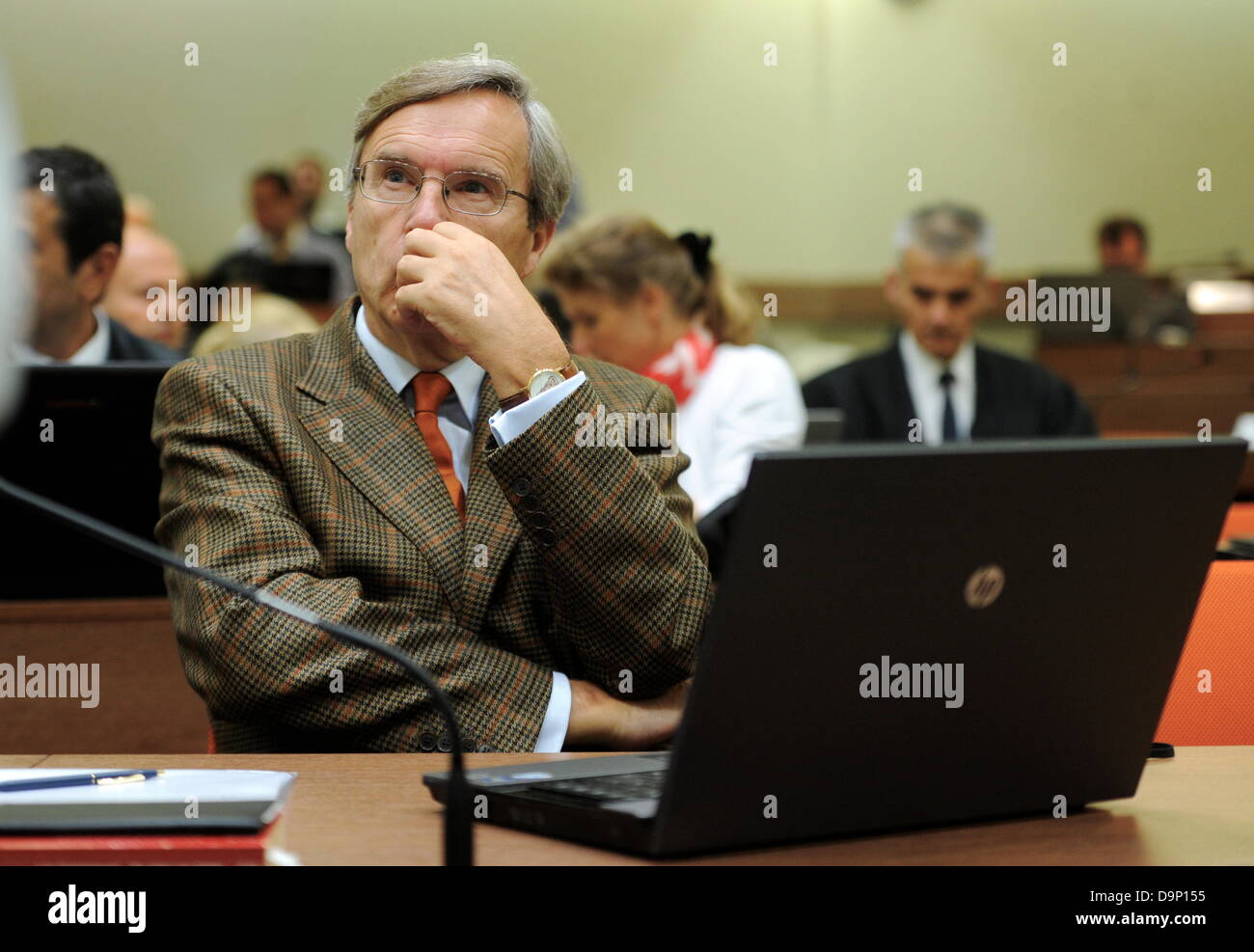 Die erfahrenen Psychiater sitzt Henning Sass in den Gerichtssaal in München, Deutschland, 24. Juni 2013. Die Studie der Morde und Terroranschläge der deutschen Terror-Zelle "Nationale sozialistische Underground" (NSU) weiter an das Oberlandesgericht in München. Das Gericht hat Zeugen aufgerufen. Foto: Tobias Hase Stockfoto