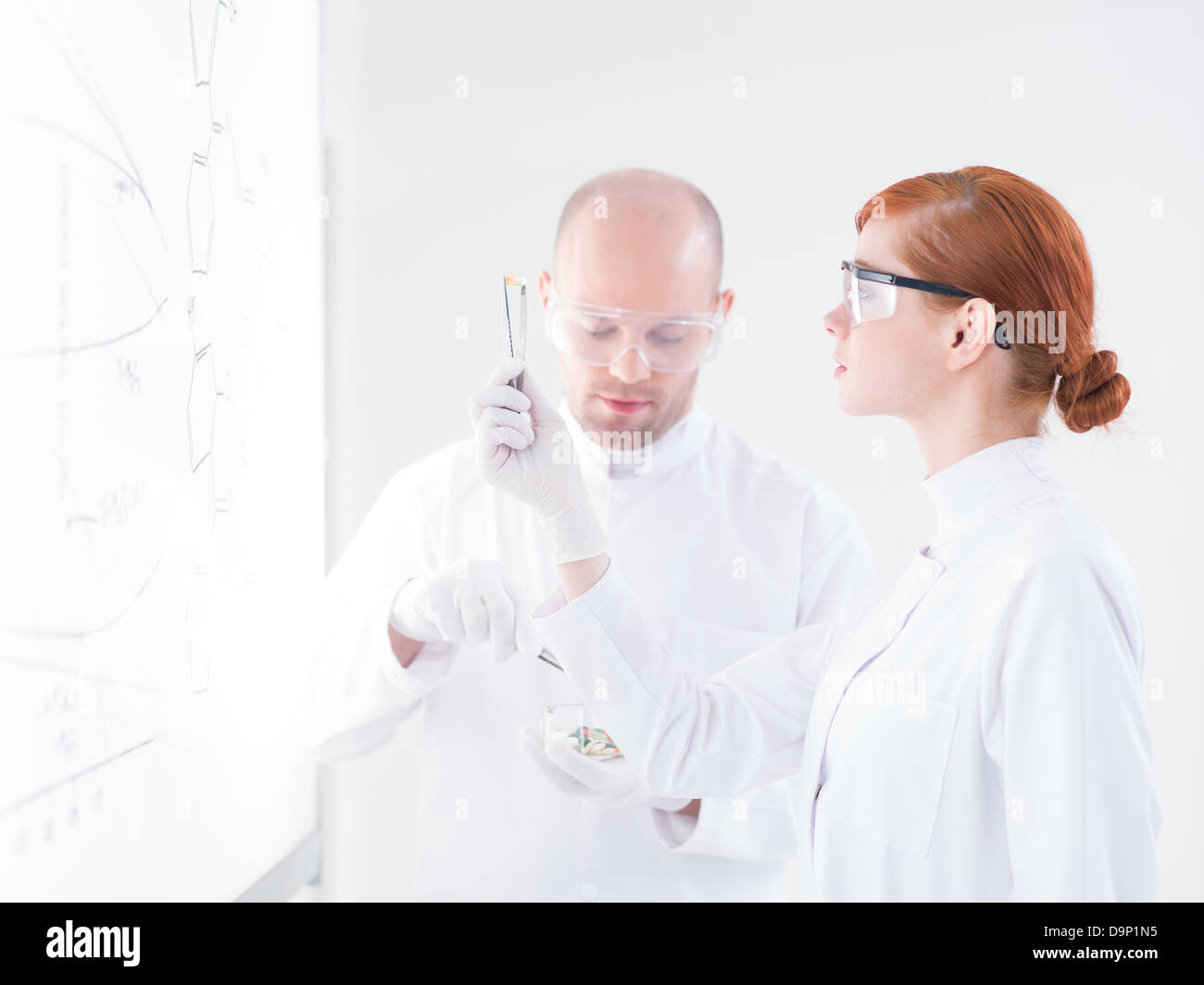 Nahaufnahme eines Lehrers in einem Chemielabor verleiht seinem Schüler verschiedene Pillen vor