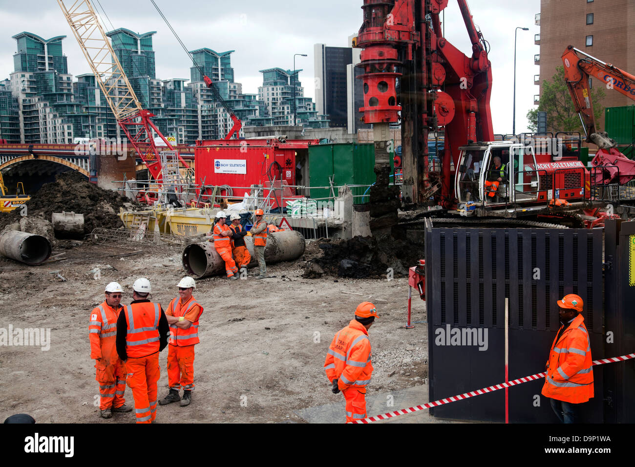 Bachy Soletanche Limited Bauarbeiter und Bohren vor Ort auf Millbank von Vauxhall Bridge Road in London - UK Stockfoto