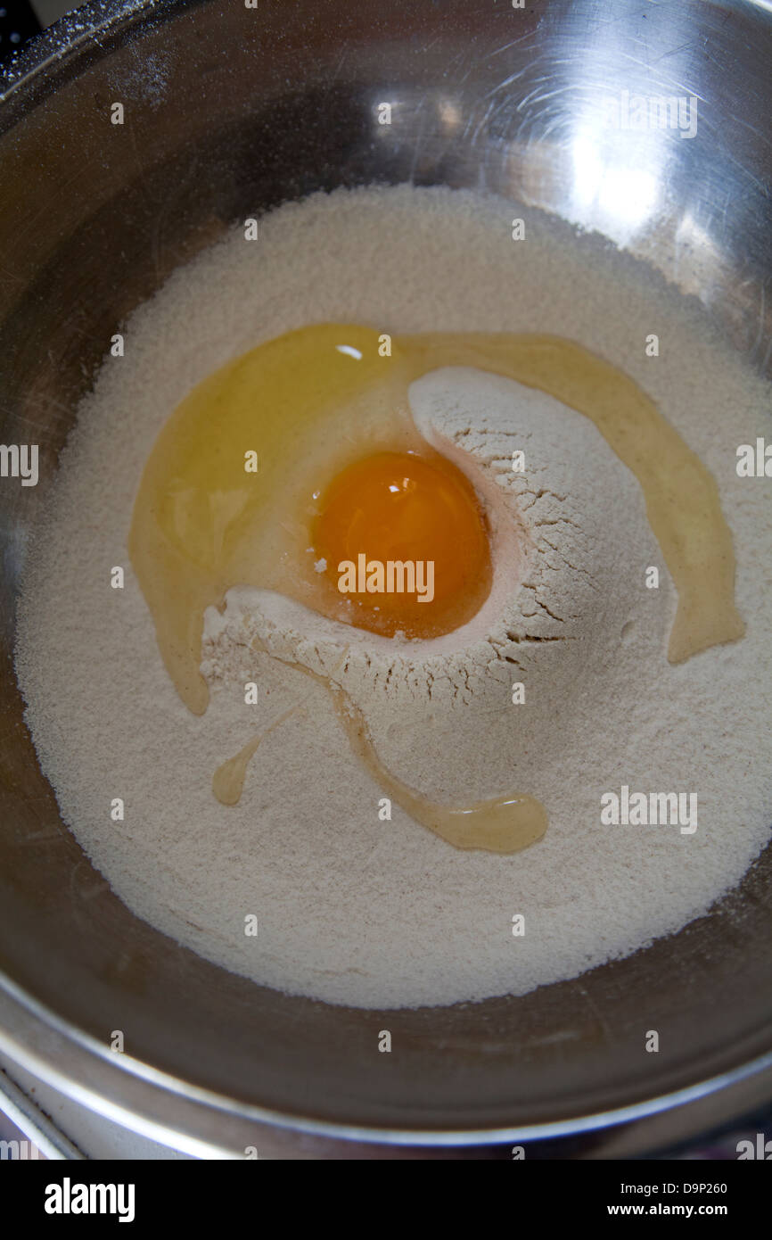 Einziges Ei gut von Mehl in Metall Schüssel Stockfoto