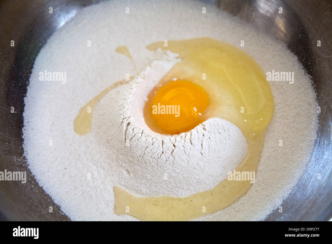 Einziges Ei gut von Mehl in Metall Schüssel Stockfoto