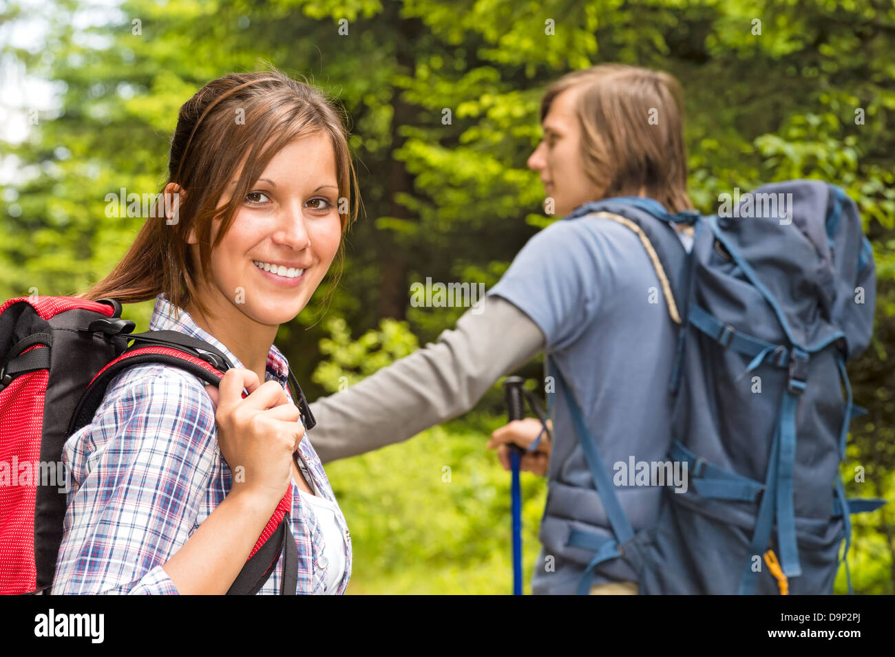 Porträt von Wanderer Mädchen auf der Suche und lächelt in die Kamera Stockfoto