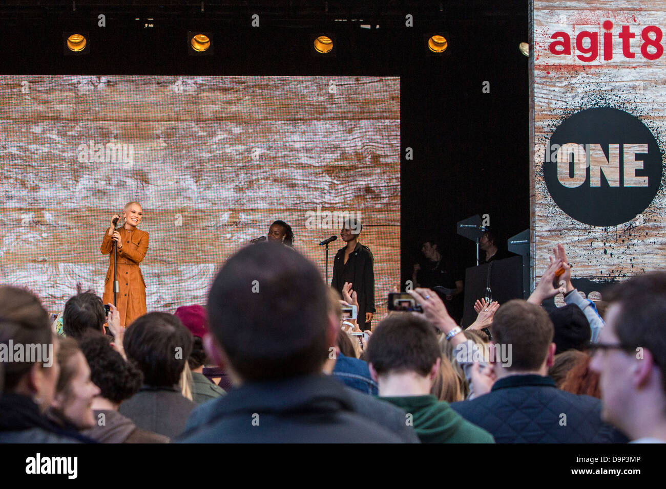 Jessie J führt eine Agit8 Kampagne, außerhalb Tate Modern, London. Stockfoto